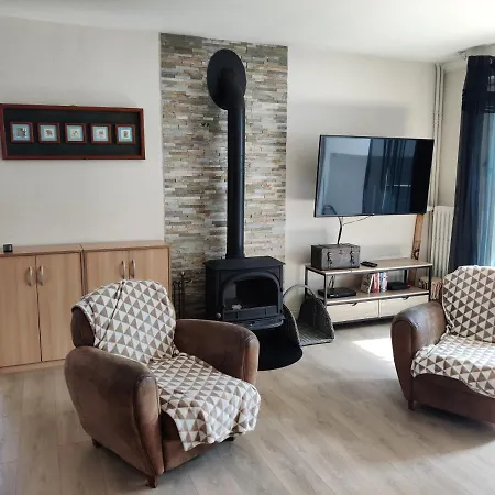 Tres Proche Angers: Chaleureuse Maison, Piscine, Amis, Famille Trélazé