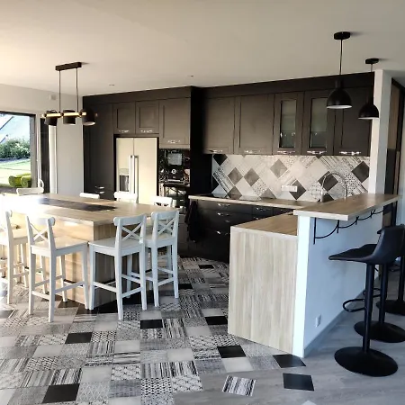 Tres Proche Angers: Chaleureuse Maison, Piscine, Amis, Famille